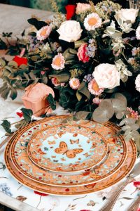 Réception de mariage tunisien avec une mariée et ses invités autour de tables décorées.